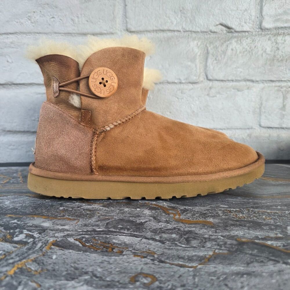 UGG Mini Bailey Button Chestnut Suede Sheepskin Ankle Boots Women’s Size 9